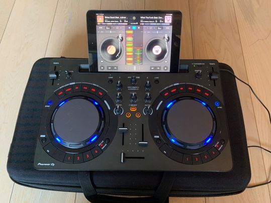 Mycket kompakt DJ Controller för iPad, iPhone, Mac och PC